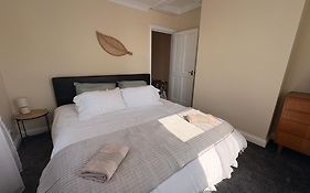 Lovely 1 Bed Flat In High Street - 4 Min Walk To Beach- 300M